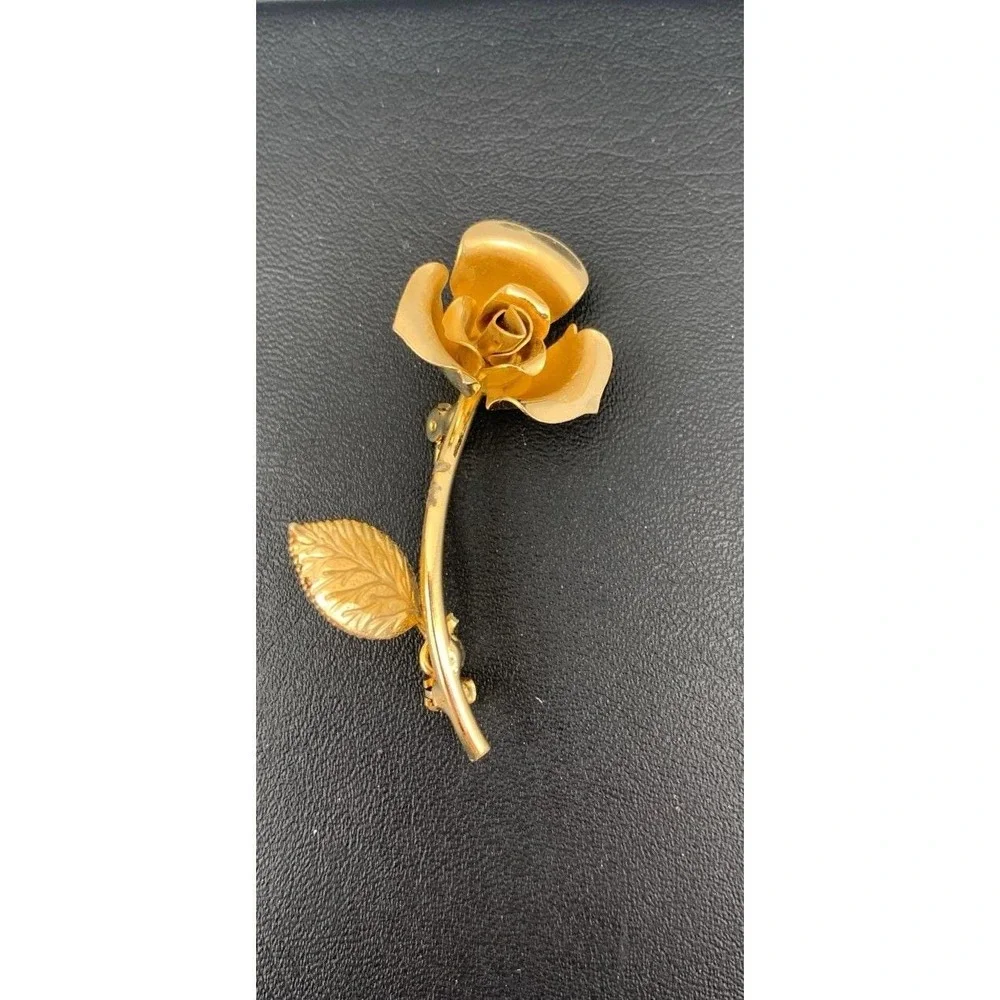 Vintage Gold Tone 3D Dainty Flower Flower